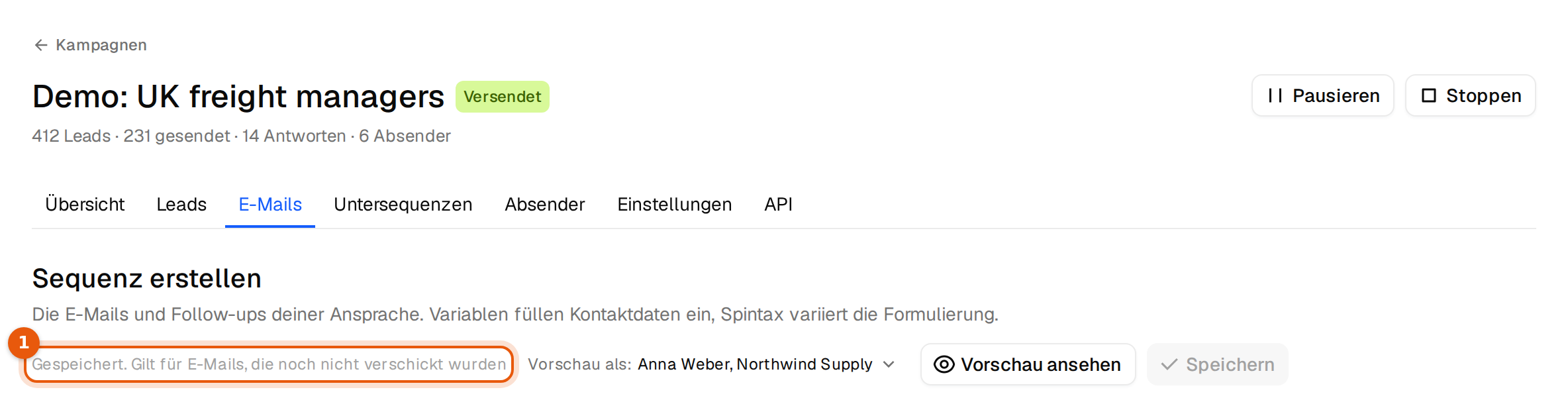 Der Tab E-Mails einer sendenden Kampagne mit markiertem Status Gespeichert. Gilt für E-Mails, die noch nicht verschickt wurden